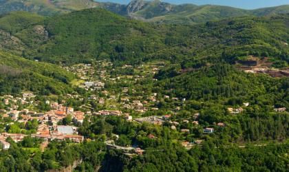 ©S.BUGNON - Thueyts - Le village et la vallée de l'Ardèche vus de Bouchard-zoom avec vue gravenne ©S.BUGNON
